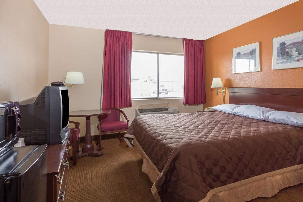 Travelodge By Wyndham Mesa Exterior photo